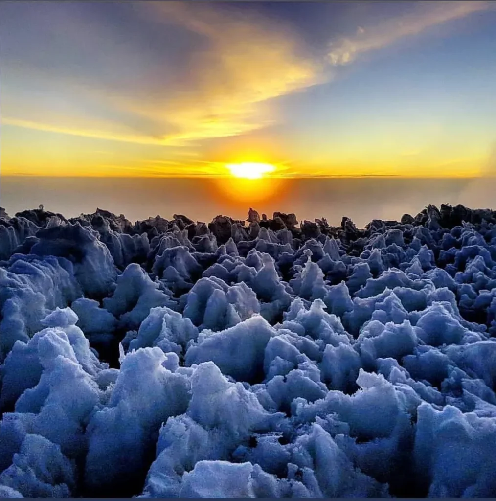 neige au sommet du mont kilimandjaro