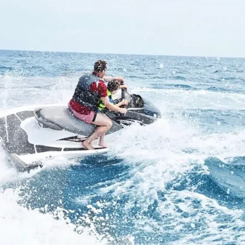 Activité Jet Ski pendant des vacances à Zanzibar