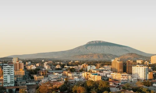 Arusha, avec le mont Meru en arrière-plan