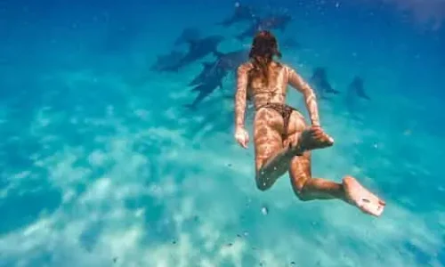 Baignade dans les eaux claires de Kendwa Beach, Zanzibar