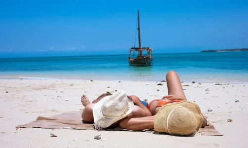 Baignade relaxante dans l’océan à Zanzibar