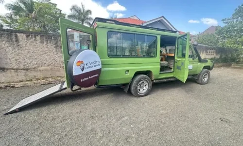 Jeep de safari accessible en fauteuil roulant en Tanzanie prête pour le safari