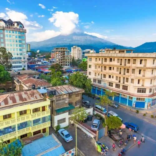La Ville d_Arusha avec le Mont Meru en Arrière-Plan