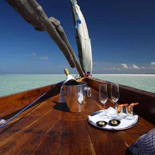 Navigation en dhow traditionnel en bois sur la côte ouest de Zanzibar