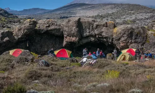 Randonneurs du Kilimandjaro au Umbwe Cave Camp