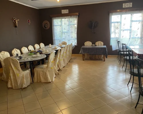 Salle à manger du camping Kizumba