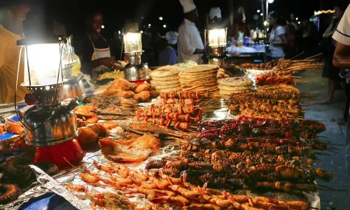 Vendeurs de nourriture locale à Forodhani Gardens