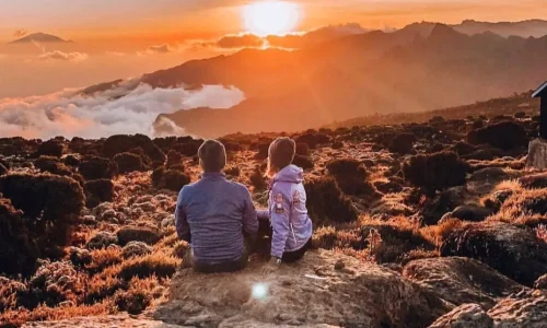 ascension sommet mont kilimandjaro au lever du soleil