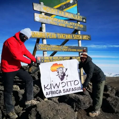 grimpeur immortalisant un souvenir au sommet Uhuru