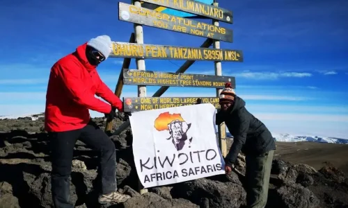 grimpeur immortalisant un souvenir au sommet Uhuru