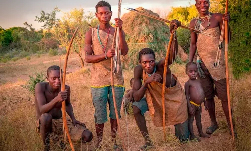 hommes-hadzabé-avec-arc-et-flèches-de-chasse