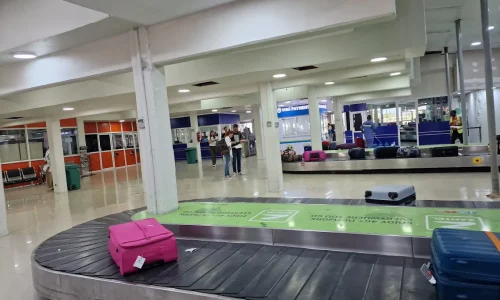 inspection des bagages à l’aéroport de Zanzibar