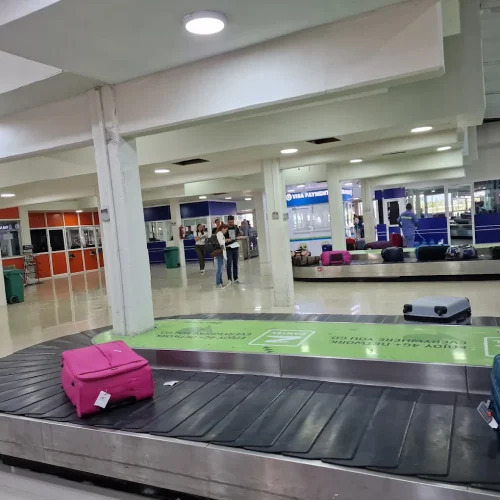 inspection des bagages à l’aéroport de Zanzibar