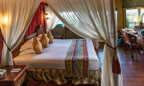 kirawira serena camp chambre double lit king avec moustiquaire