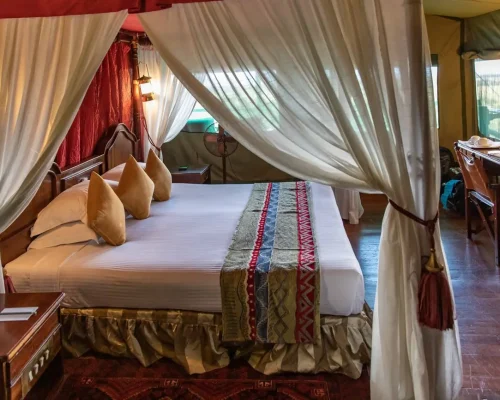 kirawira serena camp chambre double lit king avec moustiquaire
