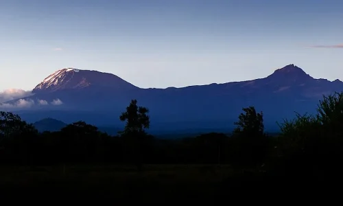 les cônes de Kibo et Mawenzi du mont Kilimandjaro