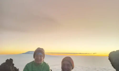 lever-de-soleil-au-sommet-du-mont-meru-vue-sur-les-nuages