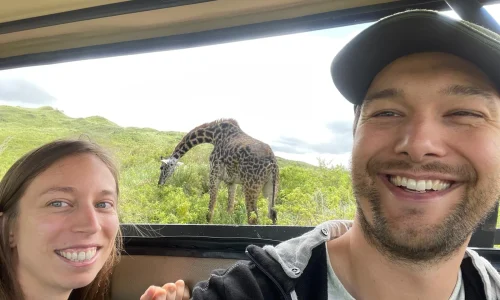 selfie-de-touriste-avec-une-girafe-au-parc-national-d-arusha-kiwoito