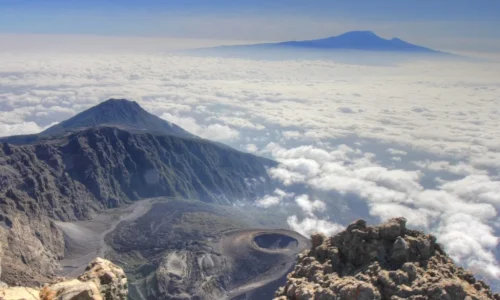 sommet-du-mont-meru-avec-le-kilimandjaro-en-arrière-plan