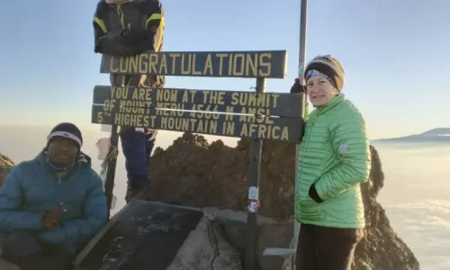 succès-du-trek-du-mont-meru-avec-un-guide-de-kiwoito-africa-safaris