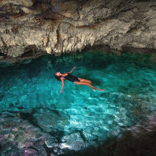 Baignade à la grotte de Kuza, Zanzibar