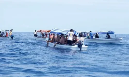 tourists-snorkeling-zanzibar-east-coast