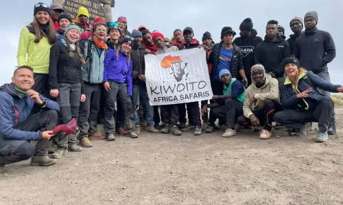 trekkeurs avec le guide Kiwoito Africa Safaris