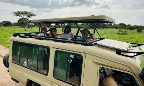 voyageurs lors d’un safari en tanzanie avec kiwoito africa safaris