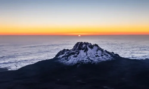 vue aérienne du mawenzi au mont kilimandjaro