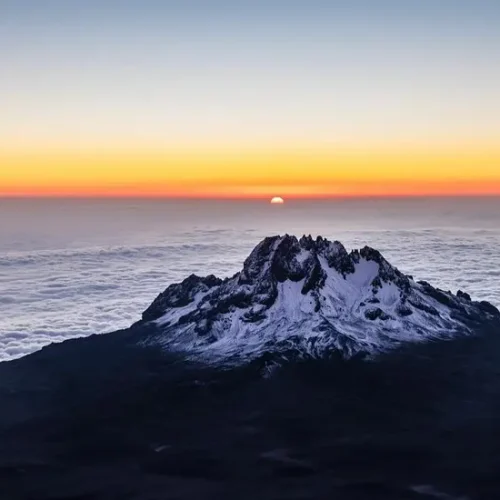 vue aérienne du mawenzi au mont kilimandjaro
