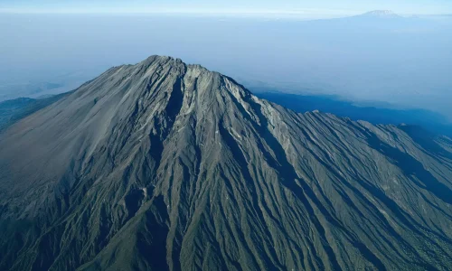 vue-aérienne-du-mont-meru-parc-national-d-arusha