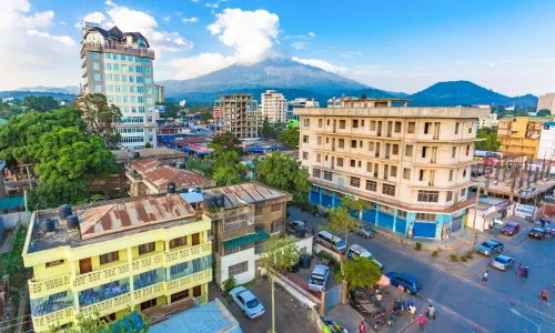 vue-de-la-ville-d-arusha-avec-le-mont-meru